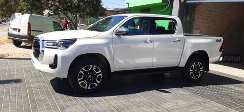 Imagen 4 de 11 de Toyota Hilux 2022 2.8 Cd Srx 177cv 4x4