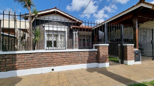 Imagen 1 de 16 de Chalet Con Pileta Y Fondo
