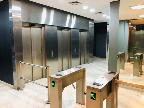Alquiler Oficina Libertador 6680 - 270mts2. C/divisiones Y 2coch Impecable
