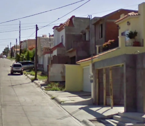Espectacular Casa De Dos Niveles Ubicada En Calle Fuente Trillenium, Colonia Las Fuentes I, Delegacion Chihuahua, Chihuahua Cm