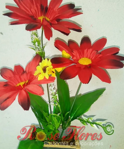 Arranjo Artificial De Flores Com Vaso De Madeira.