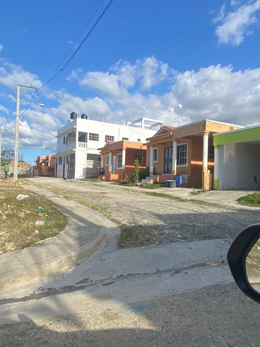 Terrenos En Residencial Habitados. 180 Mts2.