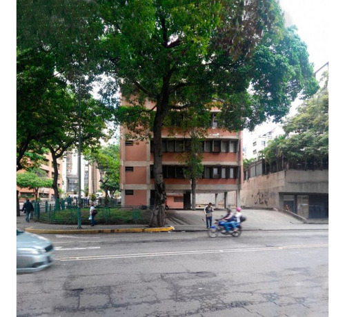 Venta De Edificio En El Rosal Con Espléndida Ubicación 734m2