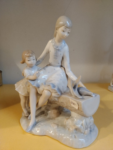 Figura De Porcelana Nao Dos Hermanas Crema