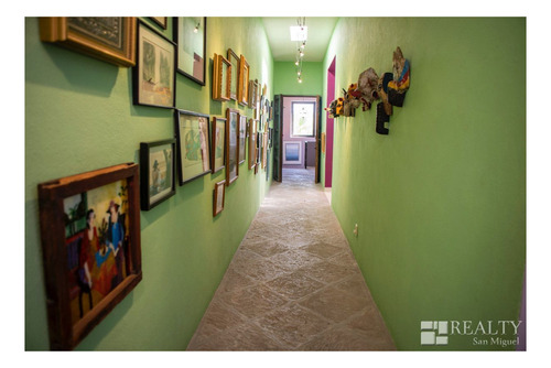 Imagen 6 de 23 de This Home Is Alive With Color, Light, And Artistic Details!