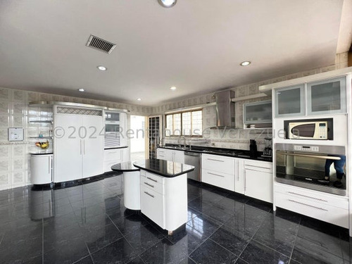 En Alqueler Hermosa, Espaciosa Y Fresca Quinta Con Una Esplendida Vista Al Ávila, 5 Habitaciones Todas Con Baño Privado Y Aa, Amplias Areas Sociales Nunca Falta El Agua Ni La Luz Vi Mls #25-875