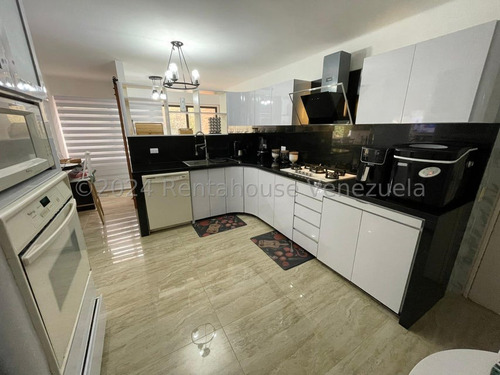 Las Esmeraldas !! En Venta Totalmente Amoblado, Equipado Y Actualizado Hace 3 Meses, 201 M2, 3 Hab., 4 Baños, 2 Pe. Impecable Conjunto Residencial, Piscina, Parrillera, Cancha Tenis, Gimnasio.