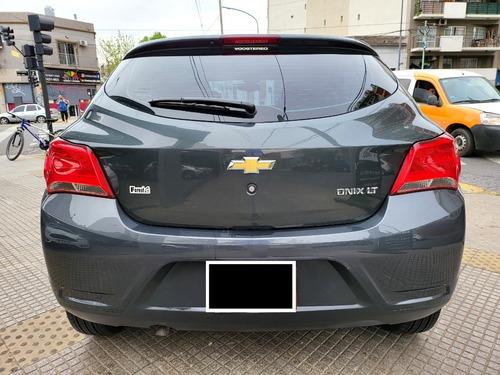 Imagen 8 de 25 de Chevrolet Onix 1.4 Lt Mt 2016 Gris Usado Nt