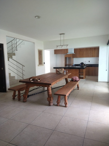 Se Vende Casa Sola, En Lomas De Cuernavaca, Moderna, Amplia, Iluminada, Jardín Y Alberca