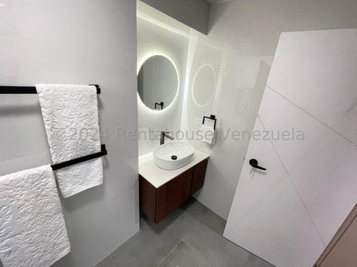 Jip 25-3629. Renta House Vende Hermoso 136 Mts2, Con Acabados De Primera Totalmente Remodelado. Urb Los Palos Grandes, Caracas