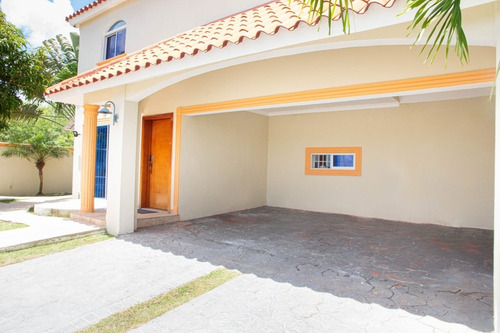 Imagen 24 de 30 de Exquisita Casa En Bávaro Con Piscina Y Amueblada