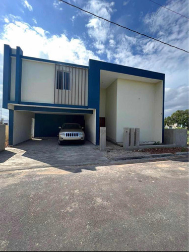 Casa De 2 Niveles Ubicada En Las Palmas, La Romana