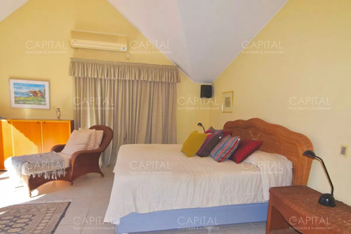 Chalet En Venta Cinco Dormitorios Y Doble Dependencia En Golf Punta Del Este