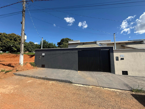2 Quartos, 1 Sala, 1 Garagem, 1 Cozinha, 1 Sala E 1 Área