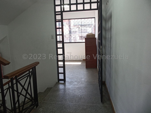 Espacioso Edificio En Alquiler En San Martin #24-6186 Hh