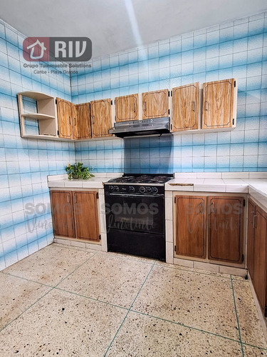 Venta - Casa Con Vista Al Mar En Playa Grande, Catia La Mar. Estado La Guaira.