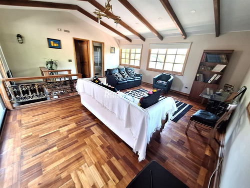 Casa En Venta De 4 Dorm 5 Baños, Sala De Estar Gran Vista