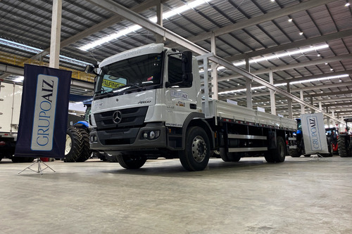 Caminhão Mb Atego 1719 4x2 Carroceria De Metal Aizi