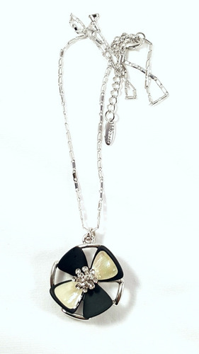 Collar Flor Esmaltada En Platino Con Brillantes