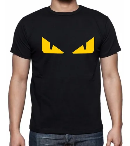 Camisa negra con ojos amarillos sale
