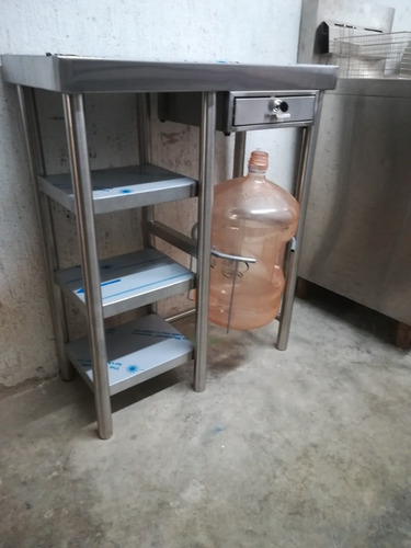 Imagen 3 de 7 de Mesa Con Porta Garrafon En Acero Inoxidable