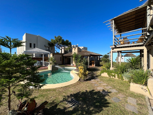 Imagen 4 de 28 de En Venta - Hermoso Complejo De 4 Apartamentos Con Piscina En Punta Del Diablo