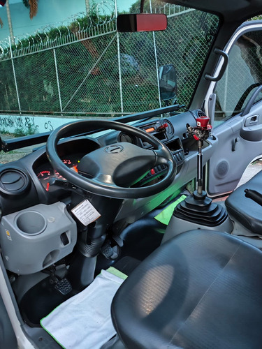 Hino Dutro 300