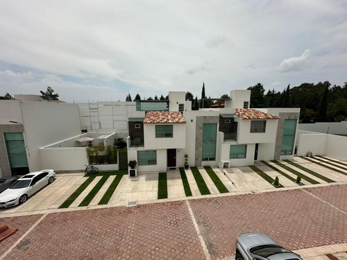Venta De Casa Nueva Residencial En Toluca, Cacalomacán. Amplio Jardín Y Roof Garden. 5 Estacionamientos. 4 Recámaras. 3 Baños Completos. Para Estrenar Gran Oportunidad. Recursos Propios.
