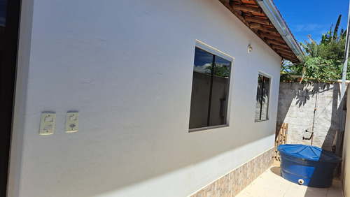 Casa Com 3 Dorms, 1 Wc, Sala E Cozinha Integradas E Garagem.