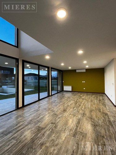 Casa En Venta Con Renta Sobre Lote Interno En Barrio Ceibos Puertos