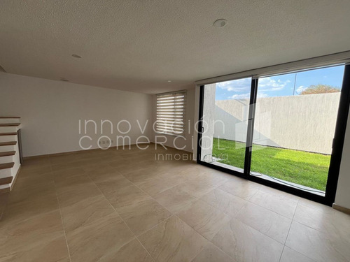 Casa En Renta En Distrito Sophia De 3 Niveles