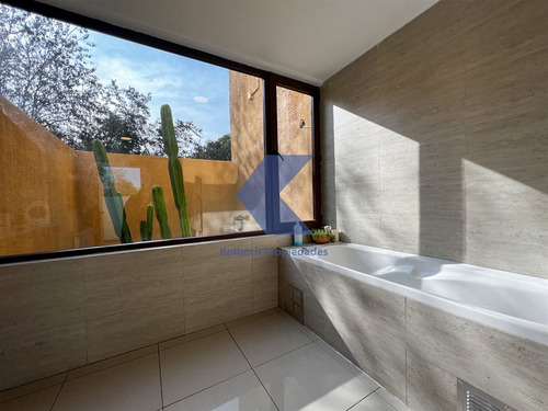 Casa En Venta De 7 Dorm. En Condominio Brisas De Chicureo
