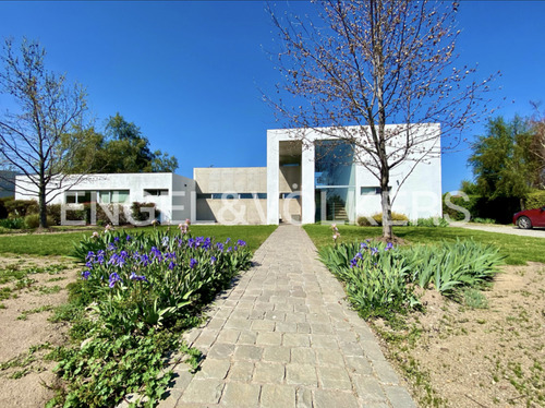 Luminosa Casa En Condominio Las Brisas