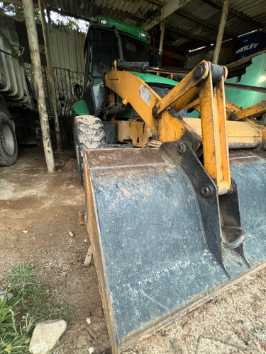 Retroescavadeira Jcb 2013/2014 4x4 Traçada