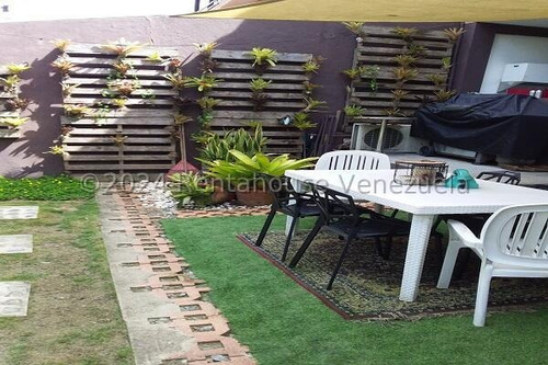En Venta Casa Varios Niveles Ubicada En Buena Zona Del Hatillo 24-28093