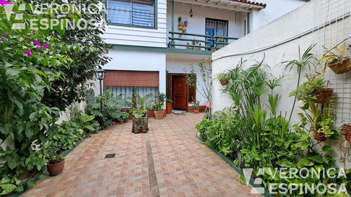 Casa En Venta En Villa Luzuriaga, 5 Ambientes