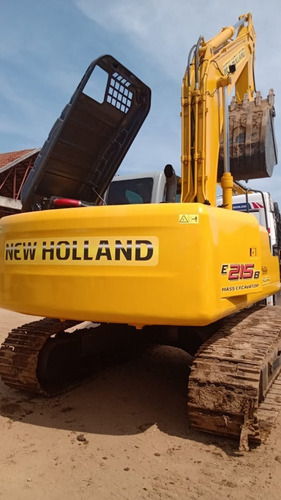 Escavadeira New Holland E215b 2011/12 11.305 Hs* Ar* Repasse