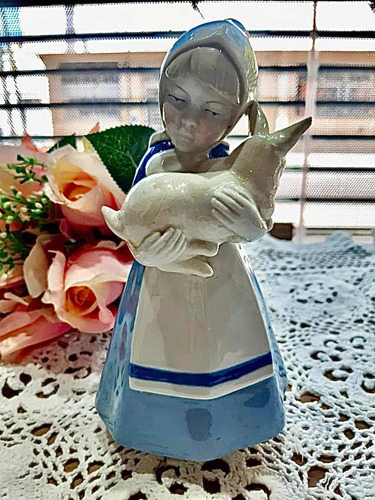 Niña Paisana Con Conejo Figura De Porcelana Española