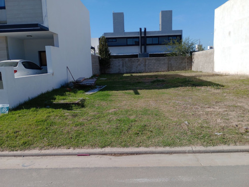 Terreno En Prados De Manantiales 252 Mts2 Apto Duplex Zona Muy Consolidada