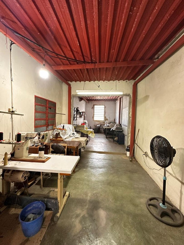Catia. Edificio - Casa De Tres Niveles En Venta De 400m2