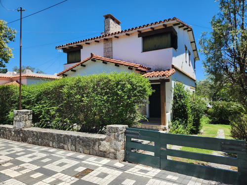 Importante Casa En Venta - A Una Cuadra Del Tajamar - Alta Gracia