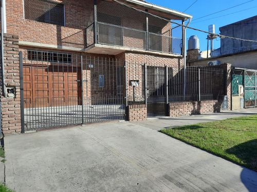 Venta  Casa 4 Amb Con Patio,piscina, Parrilla Y Cochera En  Villa Dominico.