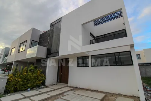 Puntarena Residencial: Casa Única Con Amplios Espacios Y Luz Natural.
