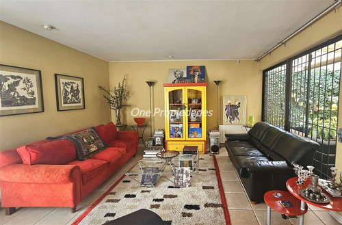Casa En Venta De 4 Dorm.3 Baños Estar Servicio En Las Condes