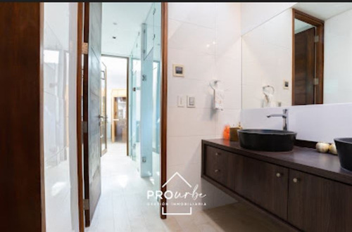 Casa En Venta De 7 Dorm. En La Reina