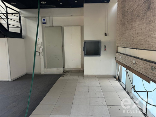 Local Comercial En Arriendo En Las Condes En Primer Piso