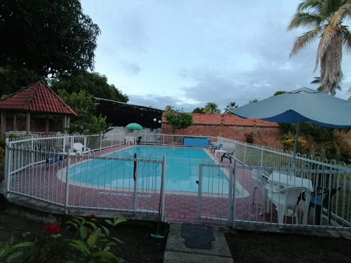 Imagen 2 de 13 de Hermosa Casaquinta, Amplia, Independiente, Piscina Grande