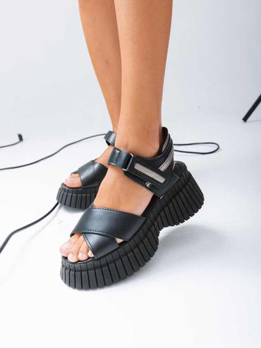 Sandalias Negras Con Base Plataforma Deportiva De Cuero Pu