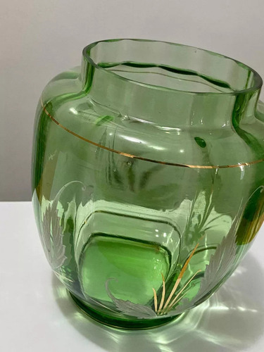 Vaso Antigo De Vidro Com Desenhos Cor Verde E Dourado (Usado)