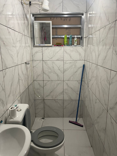 Casa Com 6 Quartos, Galpão E Banheiro.